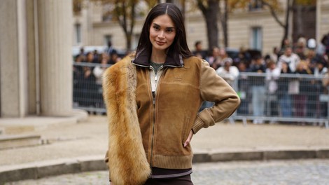 Šal iz umetnega krzna je najbolj zaželen zimski modni dodatek: kako ga stilirati letos?