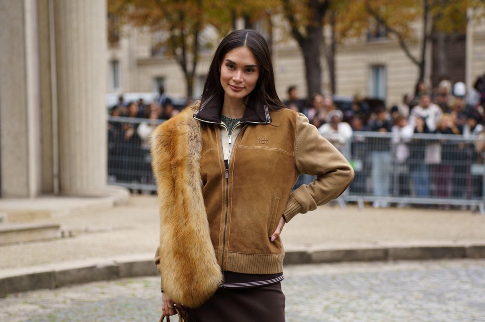 Šal iz umetnega krzna je najbolj zaželen zimski modni dodatek: kako ga stilirati letos? (foto: Profimedia)