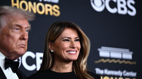 Nihče ni mogel odvrniti pogleda od Melanie: zablestela je v popolni črni obleki