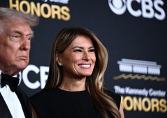 Nihče ni mogel odvrniti pogleda od Melanie: zablestela je v popolni črni obleki