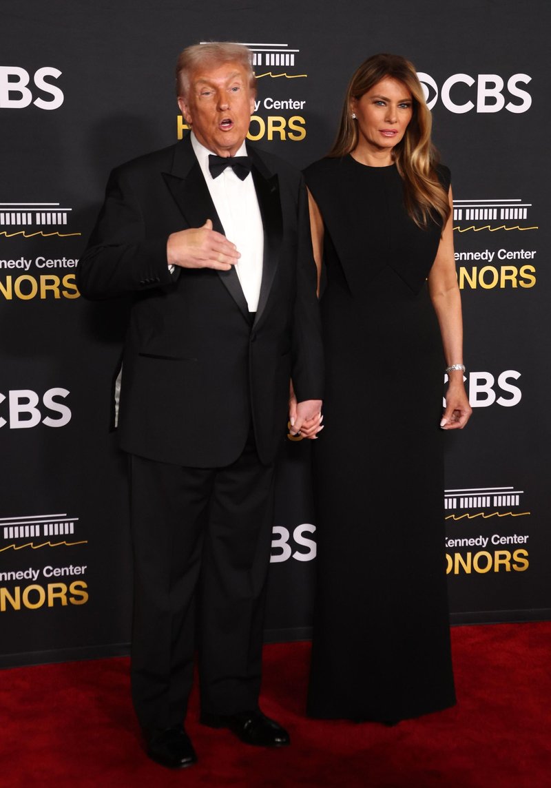 Nihče ni mogel odvrniti pogleda od Melanie: zablestela je v popolni črni obleki