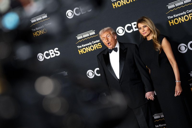 Nihče ni mogel odvrniti pogleda od Melanie: zablestela je v popolni črni obleki