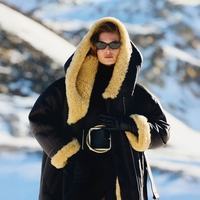 Smučarski izleti so popoln izgovor za modne outfite — in to je, vse, kar morate spakirati