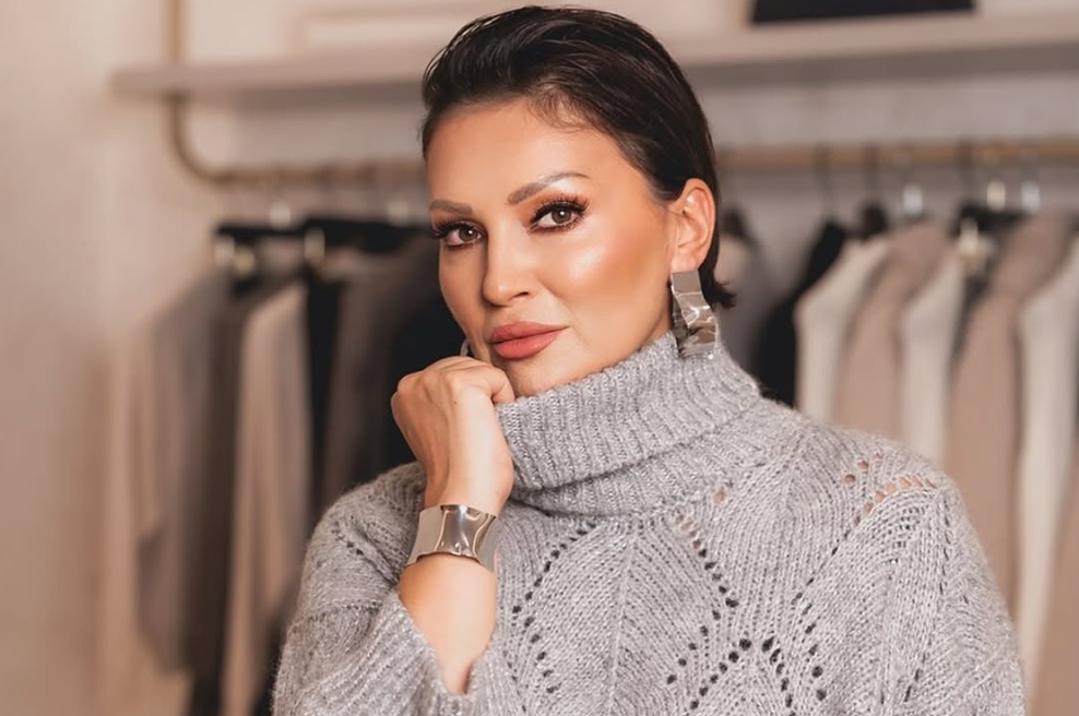 Smaragdna obleka iz ASOSA na znani pevki požela val navdušenja (elegantna izbira, ki združuje glamur in udobje) (foto: instagram.com/badrich/)