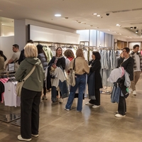 Vse ženske v vrsti za kabine so v roki držale to obleko: kos iz Zare, ki osvaja modne navdušenke