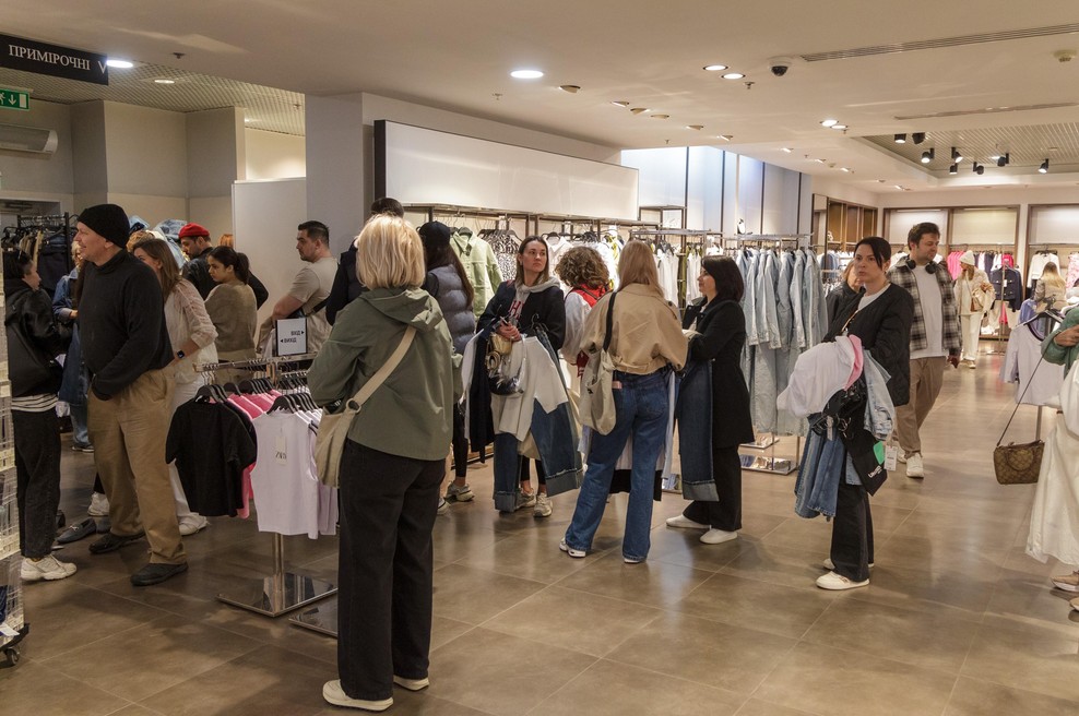 Vse ženske v vrsti za kabine so v roki držale to obleko: kos iz Zare, ki osvaja modne navdušenke (foto: Profimedia)