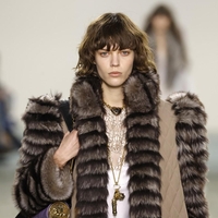 Popestrijo vsak videz: plašči iz umetnega krzna, ki so popolna izbira za praznične zabave