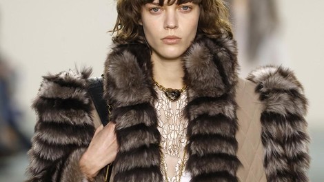 Popestrijo vsak videz: plašči iz umetnega krzna, ki so popolna izbira za praznične zabave