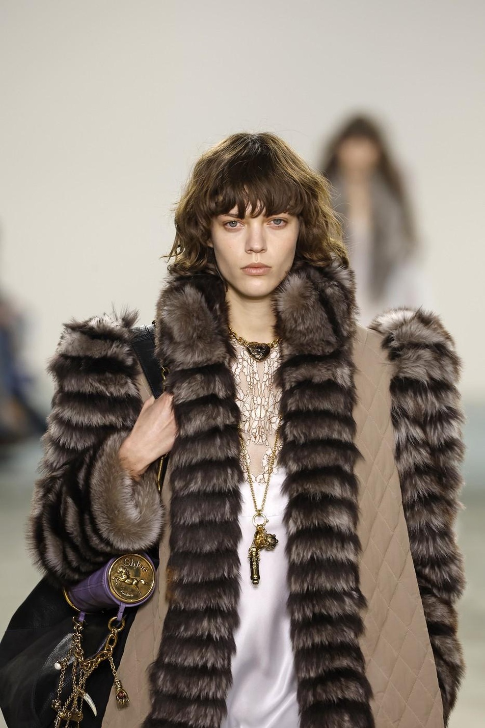 Popestrijo vsak videz: plašči iz umetnega krzna, ki so popolna izbira za praznične zabave (foto: Profimedia)