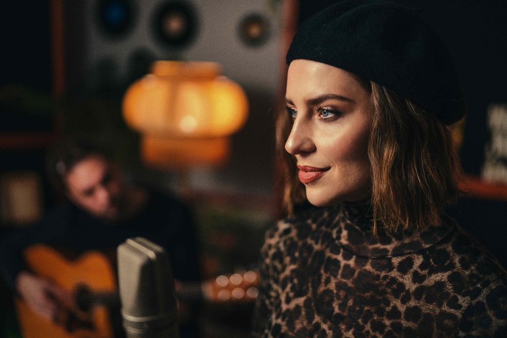 Naveličani božičnih pesmi? Maja Keuc predstavila akustični skladbi, ki pobožata srce in sta popolni za praznike (foto: Osebni arhiv)