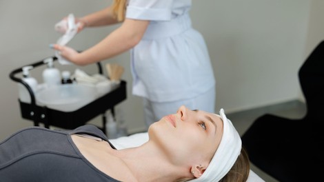 Pazite, kam na estetske posege: v slovenskem salonu nezakonito opravljali storitve, ki lahko resno ogrožajo zdravje