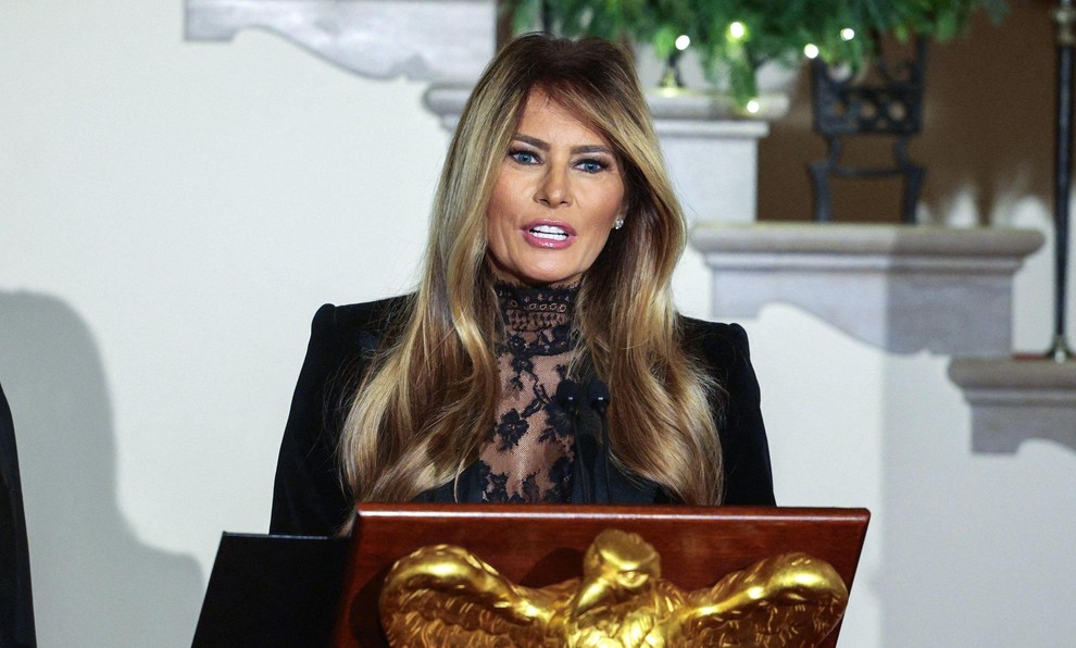 Melania je za to priložnost izbrala enega vodilnih trendov te zime: čipko. Črna že tako ali tako velja za večno …