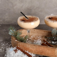 Pozabite na gin tonic in aperol spritz: zimski koktajli, ki se jim ne boste mogli upreti