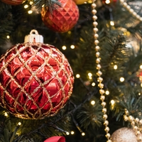 Umetna božična jelka bo s tem trikom videti kot prava: storite to še pred božičem!