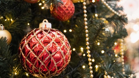 Umetna božična jelka bo s tem trikom videti kot prava: storite to še pred božičem!