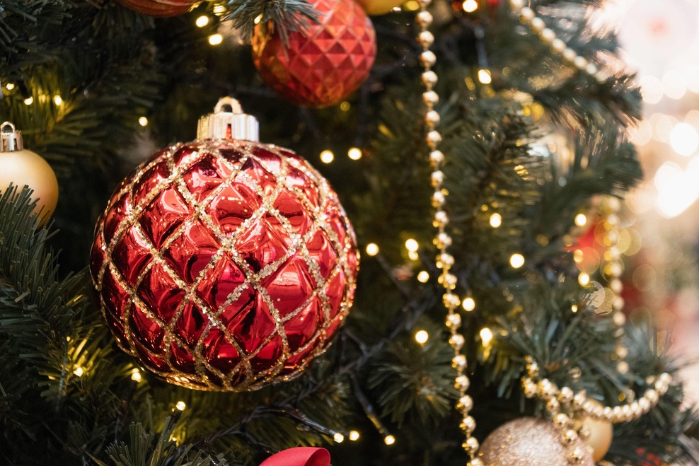 Umetna božična jelka bo s tem trikom videti kot prava: storite to še pred božičem! (foto: Profimedia)