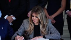 Melania Trump barva nohtov manikira manikura