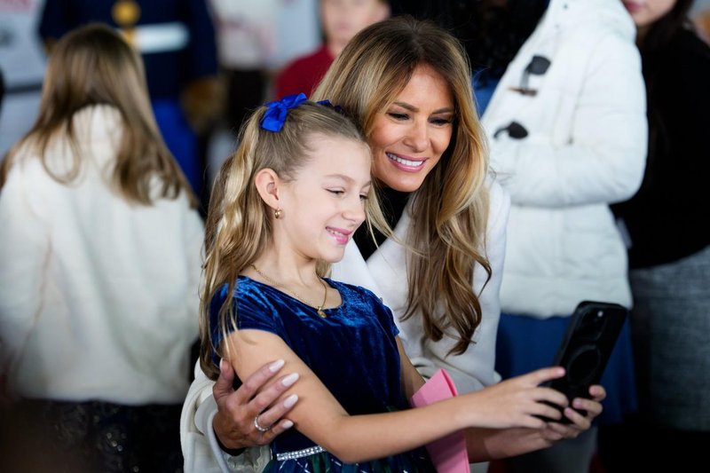 Melania Trump barva nohtov manikira manikura