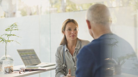Gastroenterologi prosijo ljudi, starejše od 50 let, naj začnejo izvajati eno navado