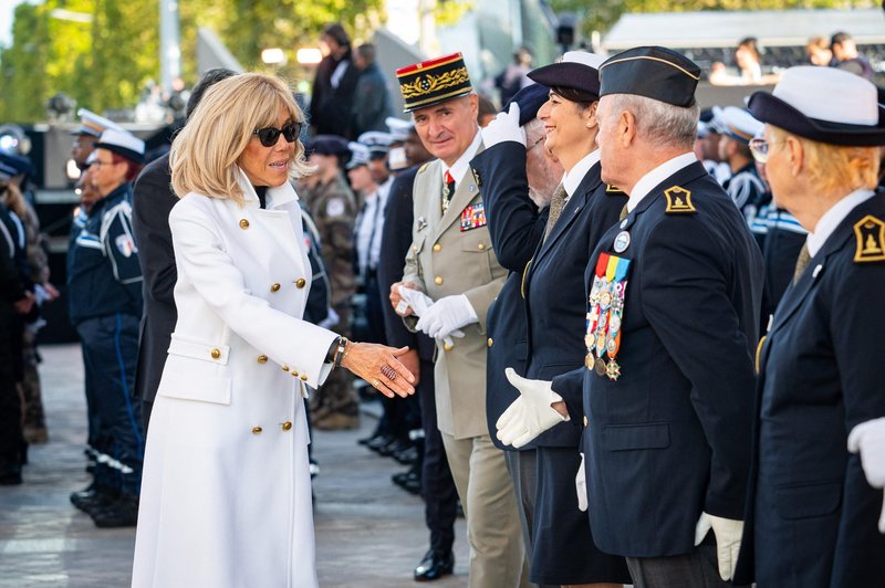 Plašč, ki ga nosita Brigitte Macron in Melania Trump, je najbolj elegantna izbira za zimo