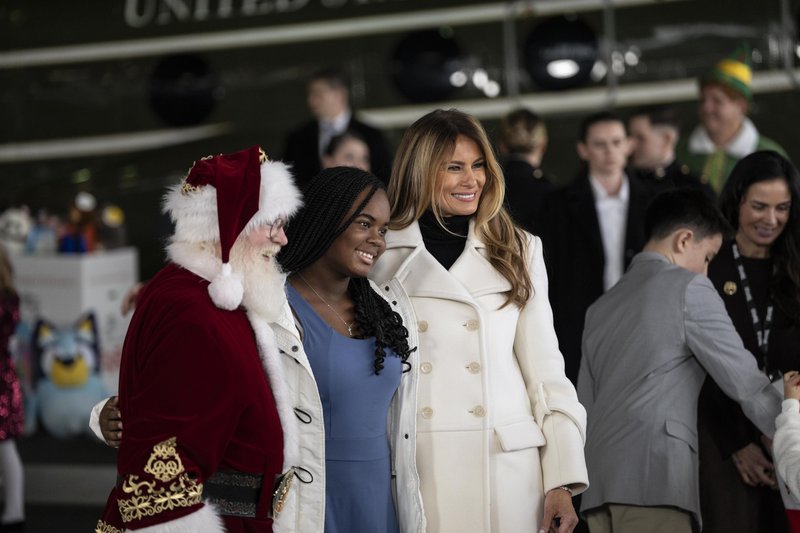 Plašč, ki ga nosita Brigitte Macron in Melania Trump, je najbolj elegantna izbira za zimo