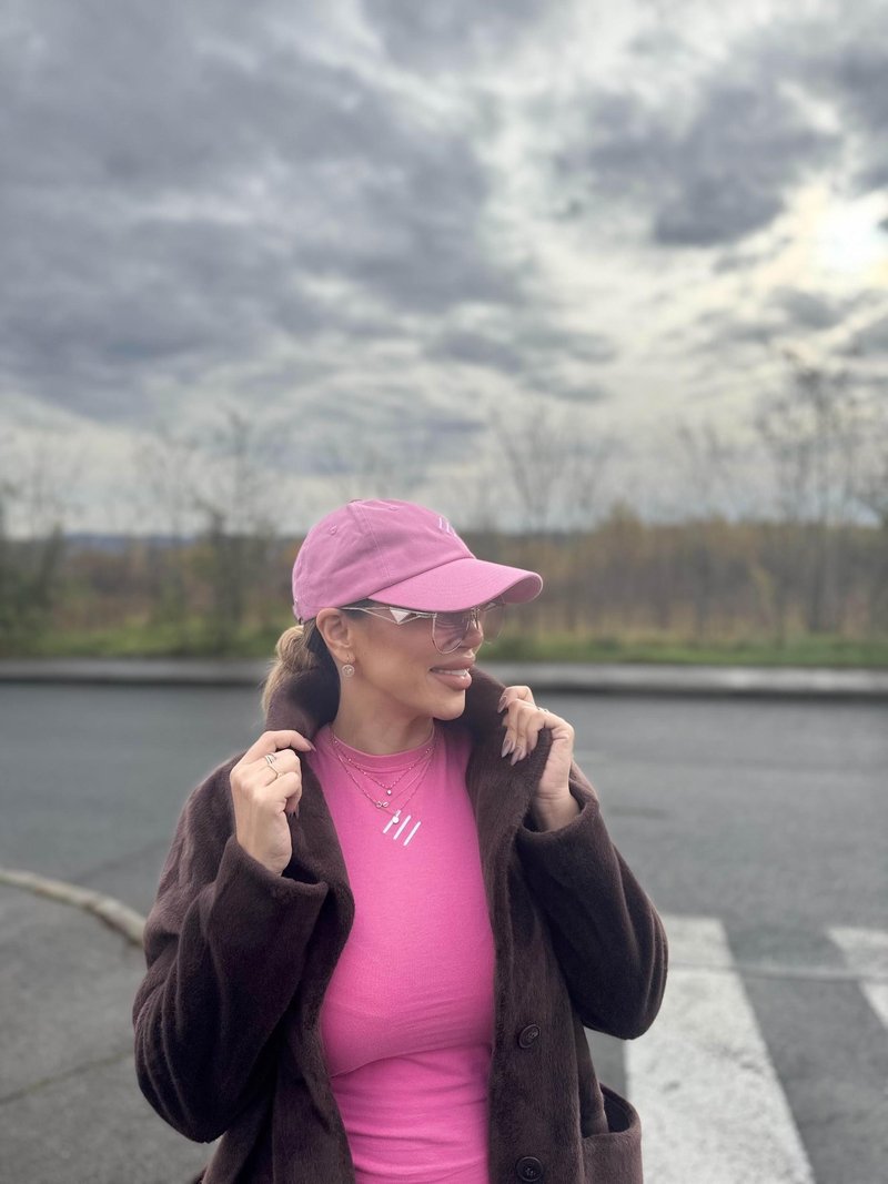 ''Iz kimone v aktivno eleganco: modna zgodba Vide Macura Maglica, stkana iz vztrajnosti in tihega luksuza''