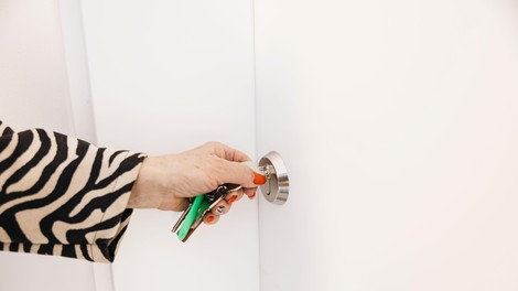 Zakaj ključa ne bi smeli puščati v ključavnici čez noč?