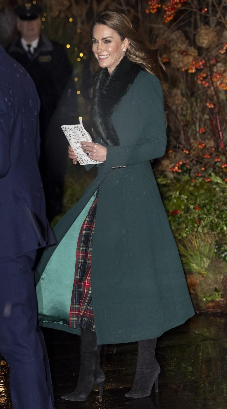 Po slogovni filozofiji princese je kombinacija s plaščem najboljši način za vključitev tartana. V celoti sprejema značaj tega močnega vzorca, …