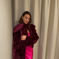 Ne tiščijo in popolno oblikujejo postavo: Te raztegljive kavbojke bodo postale vaša modna stalnica