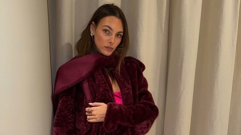 Ne tiščijo in popolno oblikujejo postavo: Te raztegljive kavbojke bodo postale vaša modna stalnica