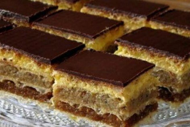 Pomešajte, namažite in dobite božansko sladico: tako pripravite domače napolitanke s 3 bogatimi nadevi (vsak je boljši od prejšnjega)