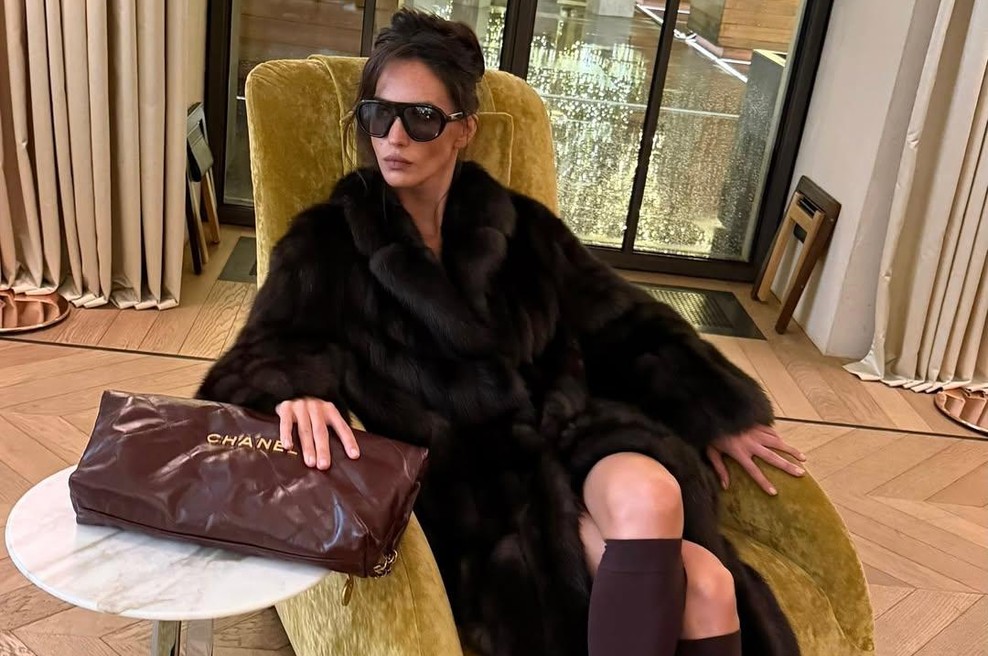 Kako letos kombinirati plašč iz umetnega krzna? (foto: instagram/@fantome_design)