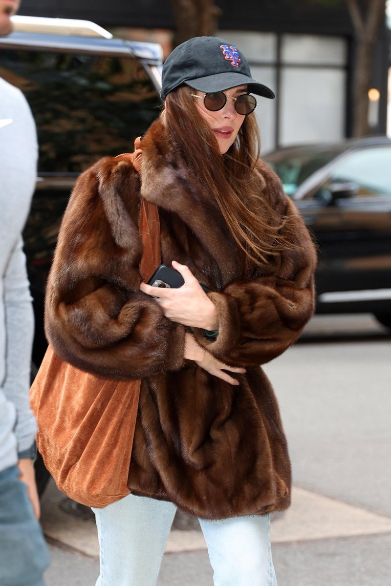 Velike ležerne torbe so trend, ki bo prevladoval tudi v letu 2026