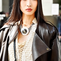 3 kosi nakita, ki se bodo nosili v letu 2026: od nenavadnih oblik do živahnih barv