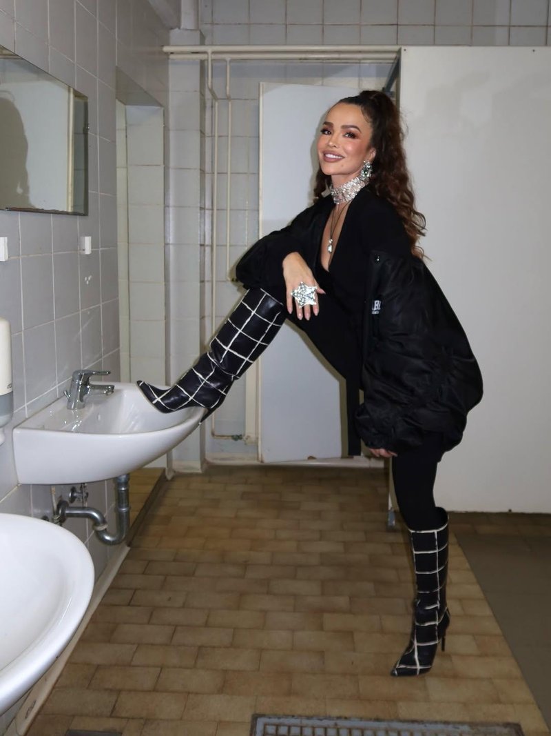 Severina pevka črni škornji