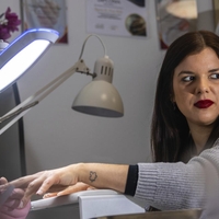 Manikura, ki vsako zimo znova navduši: to je barva nohtov, ki praznikom doda poseben sijaj