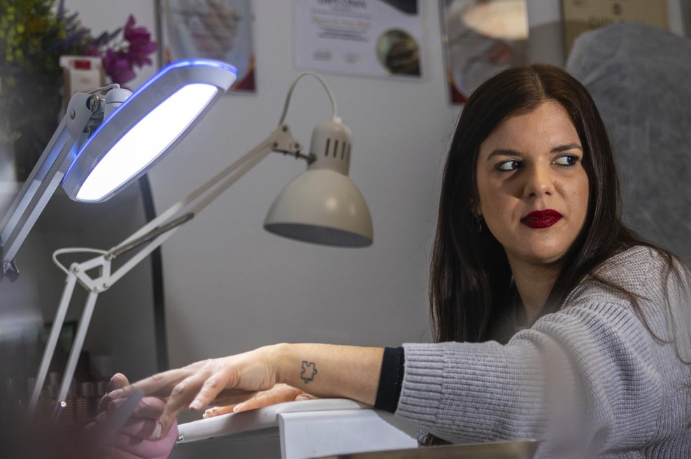 Manikura, ki vsako zimo znova navduši: to je barva nohtov, ki praznikom doda poseben sijaj (foto: Profimedia)