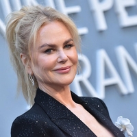 Nicole Kidman v popolni črni obleki, h kateri se bolje podajo čevlji z ravnim podplatom kot visoke pete