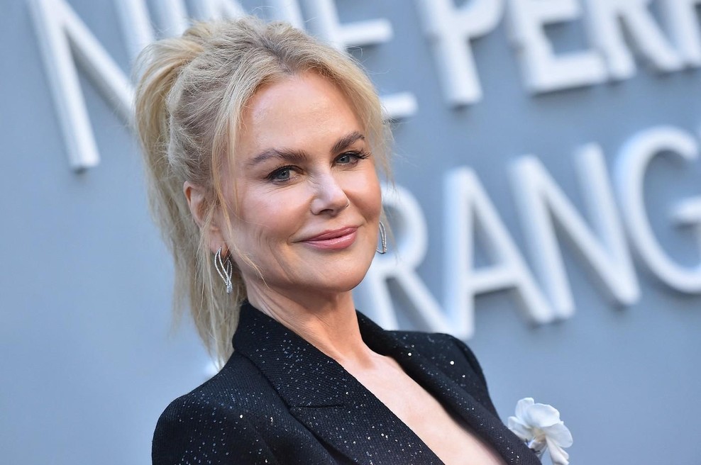 Nicole Kidman v popolni črni obleki, h kateri se bolje podajo čevlji z ravnim podplatom kot visoke pete (foto: Profimedia)