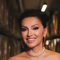 Brezčasna eleganca, ki nas popelje v zlato dobo Hollywooda: znana pevka se je prelevila v filmsko divo