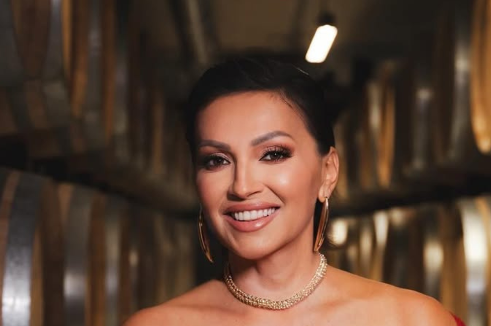 Brezčasna eleganca, ki nas popelje v zlato dobo Hollywooda: znana pevka se je prelevila v filmsko divo (foto: instagram.com/badrich/)