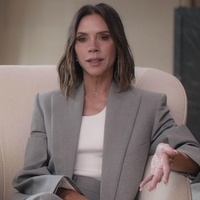 Srajce in bluze se odslej nosijo samo tako: Victoria Beckham potrdila trend, ki bo vladal v 2026
