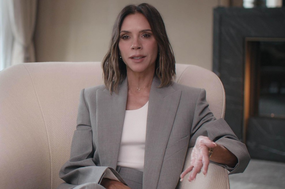 Srajce in bluze se odslej nosijo samo tako: Victoria Beckham potrdila trend, ki bo vladal v 2026 (foto: Profimedia)