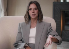 Srajce in bluze se odslej nosijo samo tako: Victoria Beckham potrdila trend, ki bo vladal v 2026