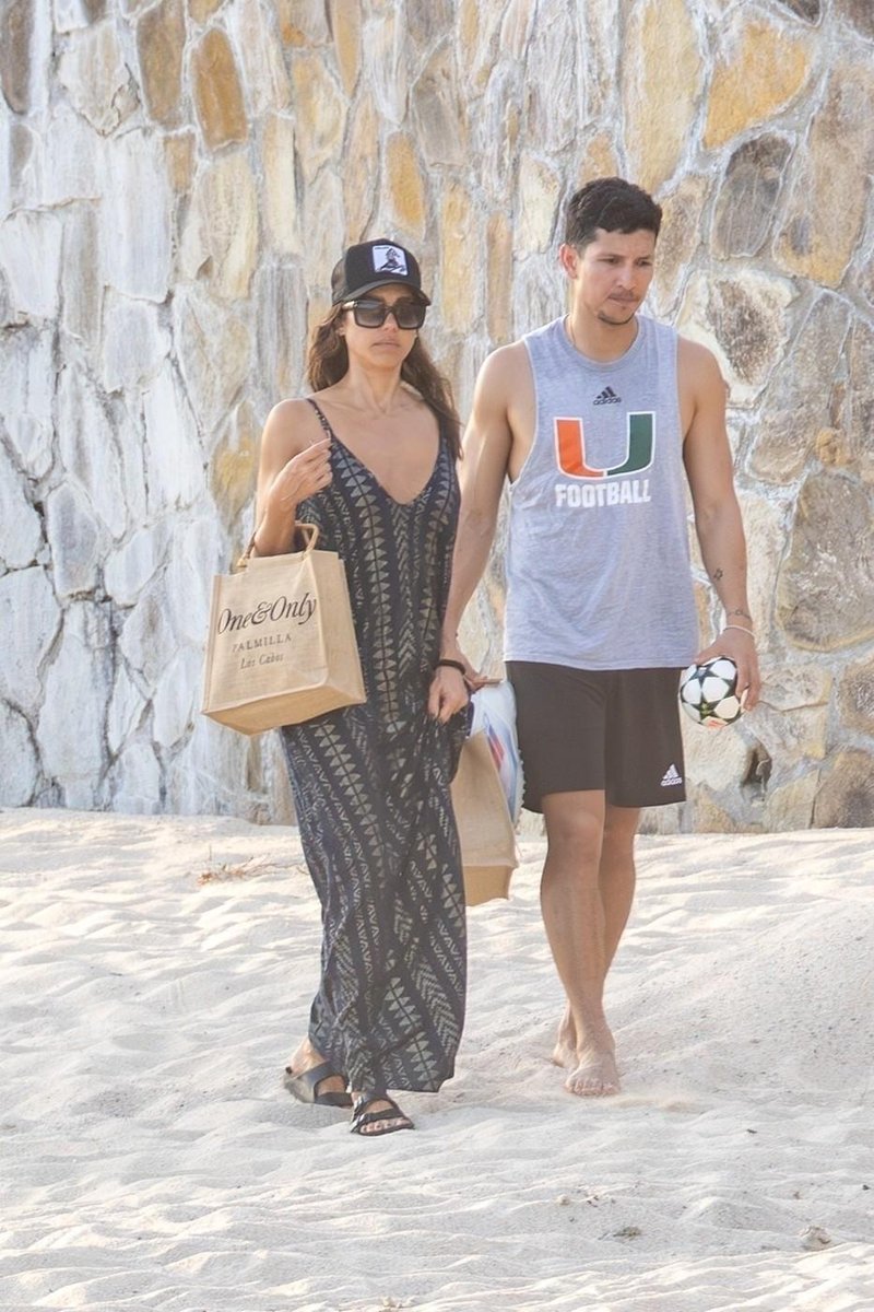 Jessica Alba maksi obleka plaža Danny Ramirez