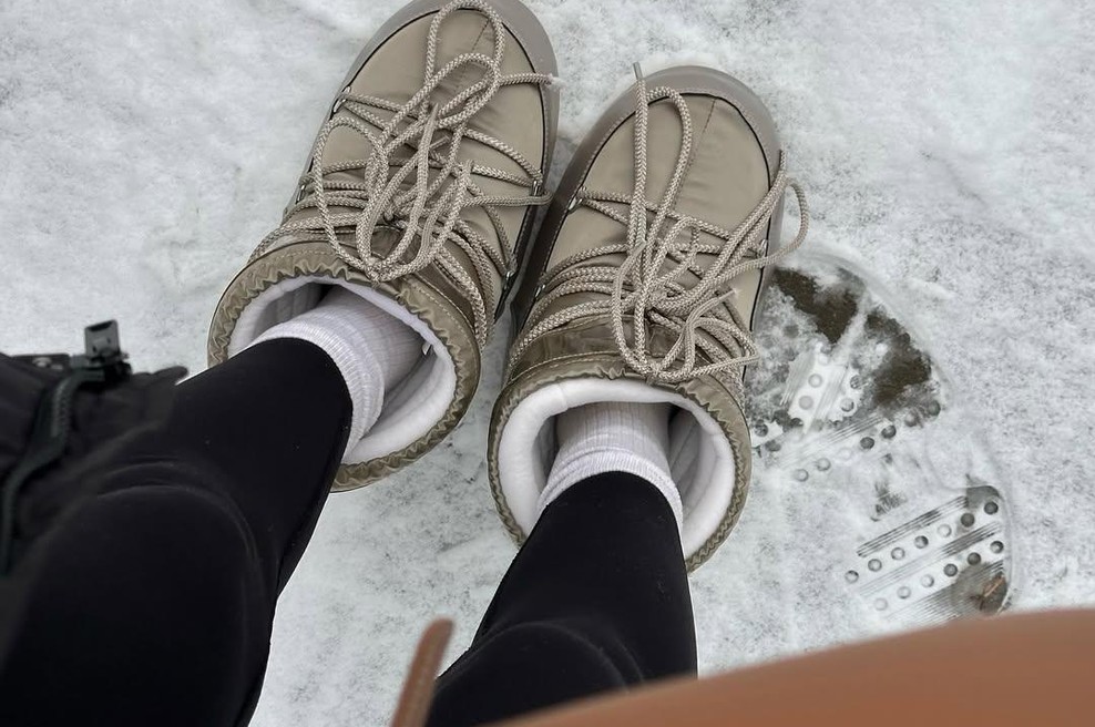 Od mesta do smučišča: to zimo nosimo Moon Boot škornje (foto: instagram/@laurasoflory)
