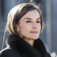 Španska kraljica Letizia navdušila v čudoviti bluzi (tudi krilo je zadetek v polno)