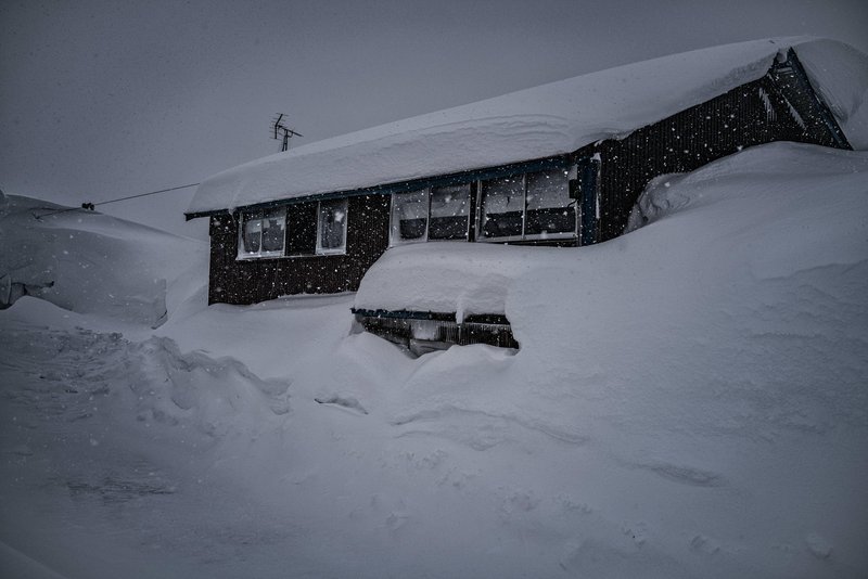 Dežela, kjer zapade največ snega na svetu: snežni zameti so višji od hiš