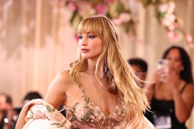Glamurozni Chanel, dih jemajoča Givency obleka in zapeljiv Saint Laurent: to so najboljši videzi Zlatih globusov