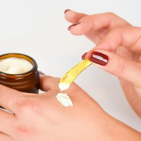 Zakaj čebelji izdelki delajo čudeže za kožo in kako jih pravilno uporabljati?